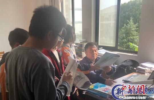 “资深老教师” 毛慧琳 摄