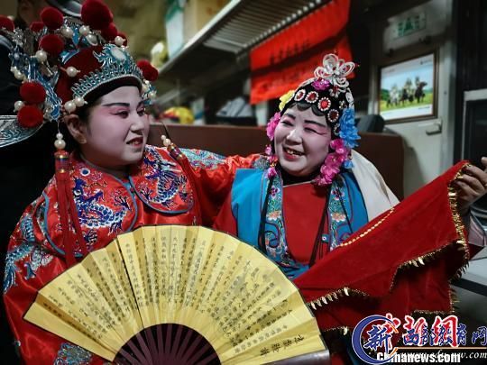陇县民间艺人身穿社火戏服进行现场表演。　费耀斌 摄