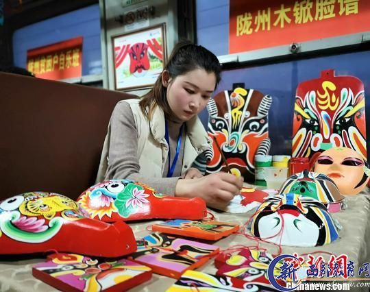 陇县民间艺人现场描绘脸谱。　费耀斌 摄