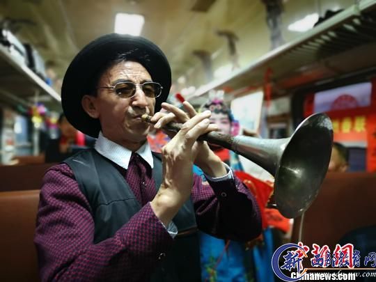 陇县民间艺人演奏传统唢呐。　费耀斌 摄