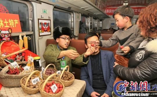 陇县农户送特产山楂给乘车的小旅客品尝。　费耀斌 摄