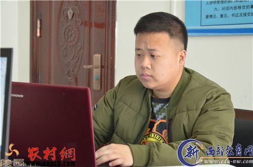 杨升在电脑前整理资料。