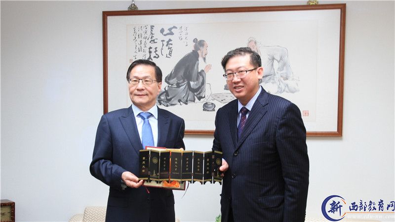 与淡江大学校长互换纪念品_副本.jpg