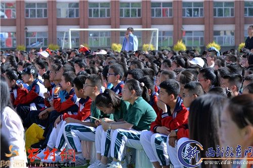 全校师生共同参与艺术节活动