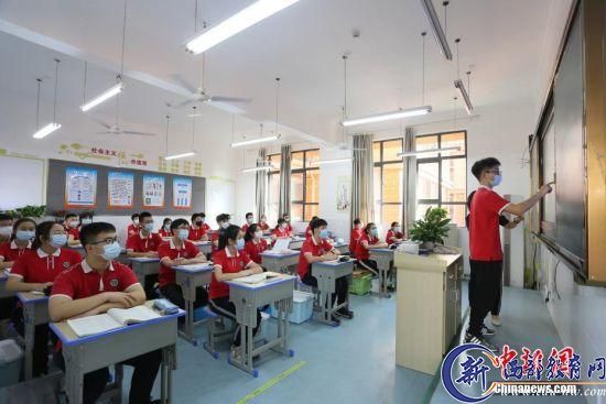 　资料图：湖北省宜昌市初三年级5月18日统一复学复课，图为学生在课堂上。 王康荣 摄
