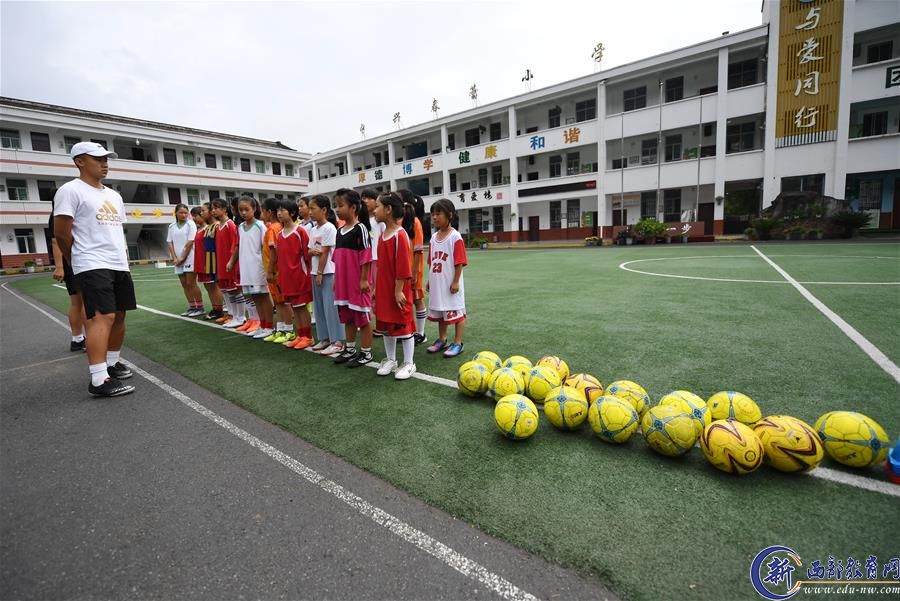 （体育·图文互动）（6）一个西北小县城是如何上演校园足球“帽子戏法”的？
