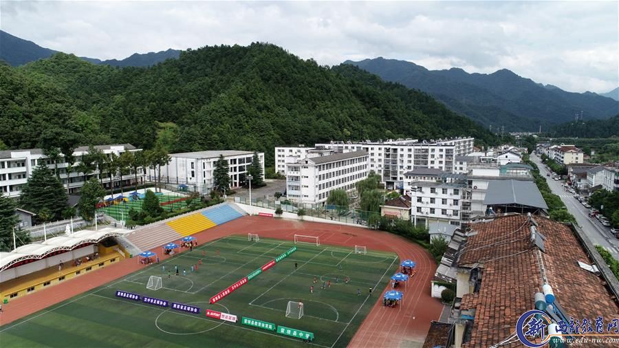 （体育·图文互动）（4）一个西北小县城是如何上演校园足球“帽子戏法”的？