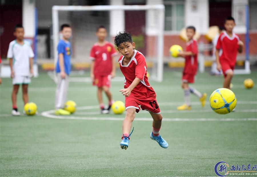 （体育·图文互动）（10）一个西北小县城是如何上演校园足球“帽子戏法”的？