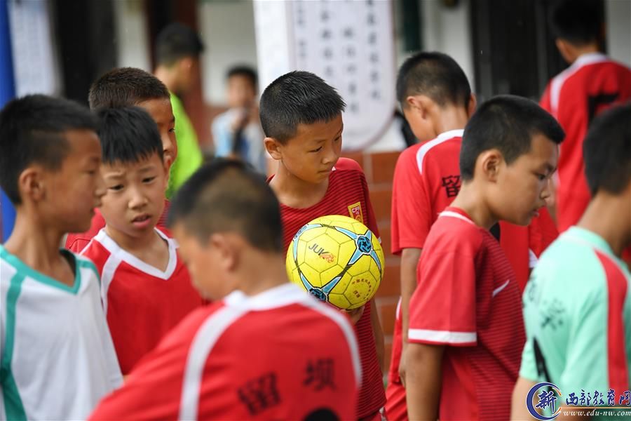 （体育·图文互动）（8）一个西北小县城是如何上演校园足球“帽子戏法”的？