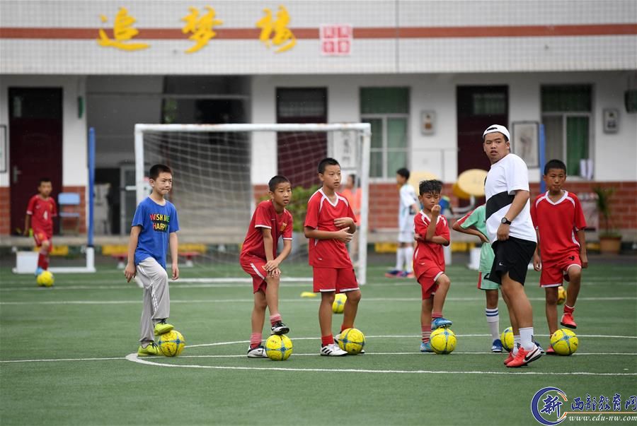 （体育·图文互动）（9）一个西北小县城是如何上演校园足球“帽子戏法”的？
