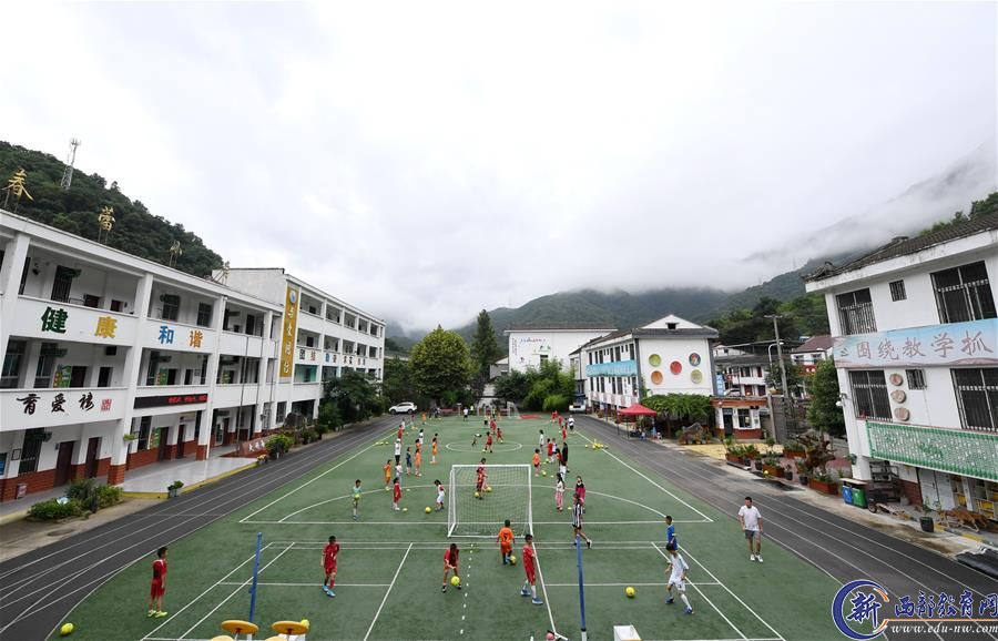 （体育·图文互动）（7）一个西北小县城是如何上演校园足球“帽子戏法”的？